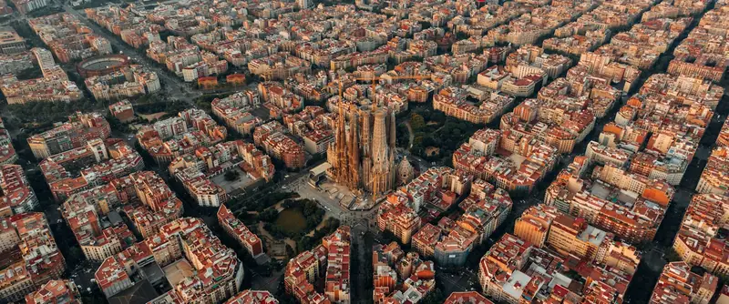 Vista aérea de las manzanas del Eixample de Barcelona, con la Sagrada Familia en el centro.